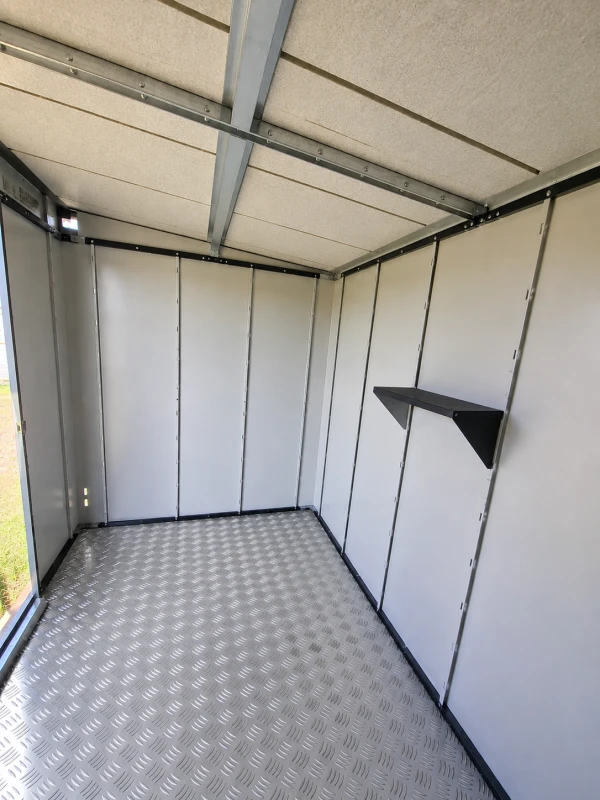 Wzmocniona konstrukcja domku ogrodowego – aluminiowe profile i metalowe łączenia