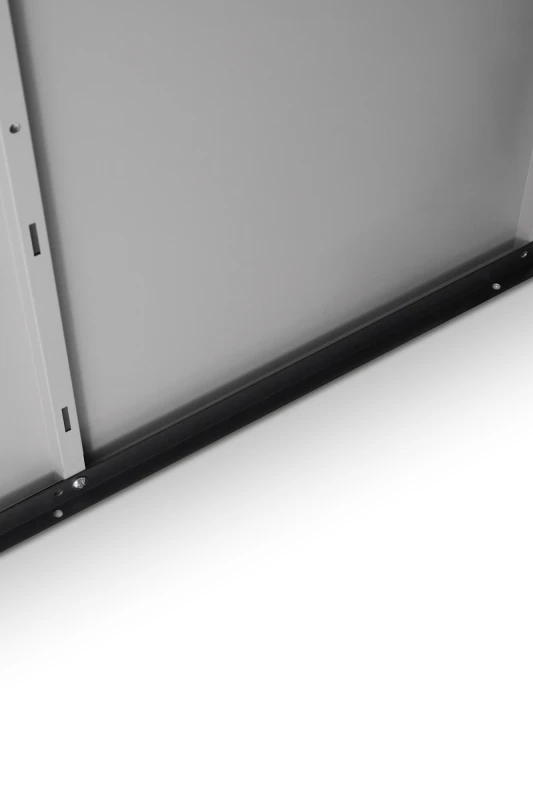 Aluminiowe profile i solidne połączenia metalowego domku narzędziowego z drewutnią