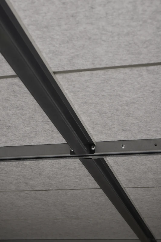 Aluminiowe profile i solidne połączenia metalowego domku narzędziowego z drewutnią