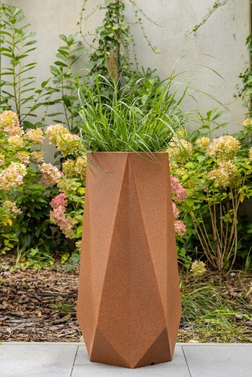 Wysoka-nowoczesna-donica-do-ogrodu-Monumo-Siena-efekt-stalowej-rdzy.jpg