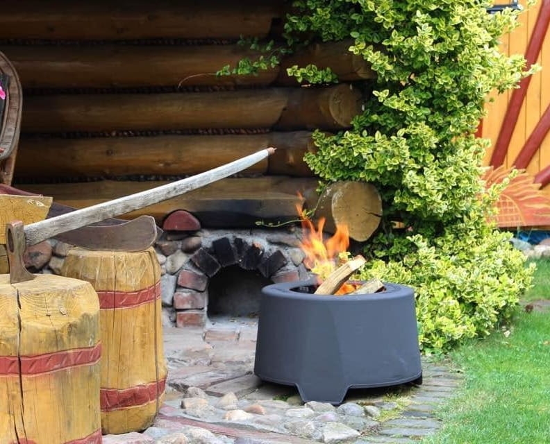 Zestaw Żeliwne, bezdymne, z wentylacją palenisko okrągłe Firefly z pokrowcem i pokrywą