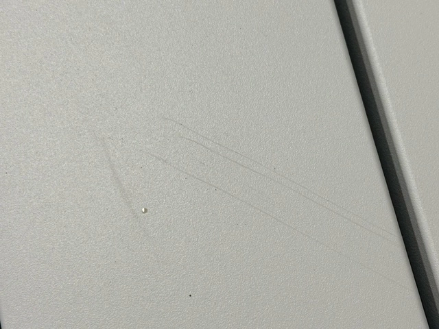 Meble ogrodowe białe ze stolikiem kawowym