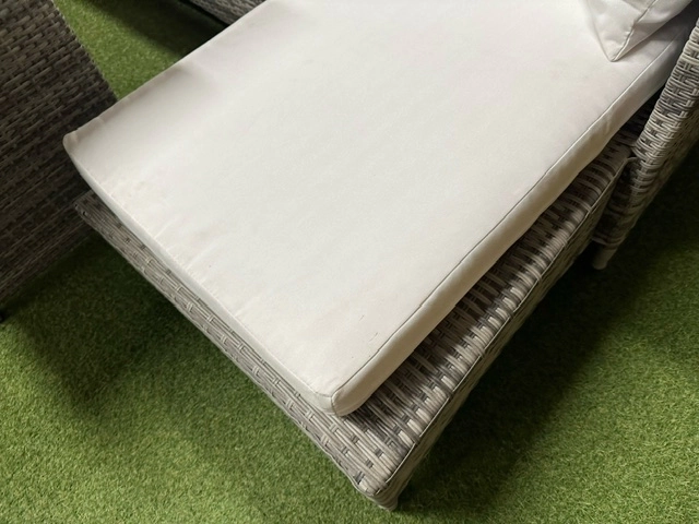 Zestaw ze stolikiem na ogród