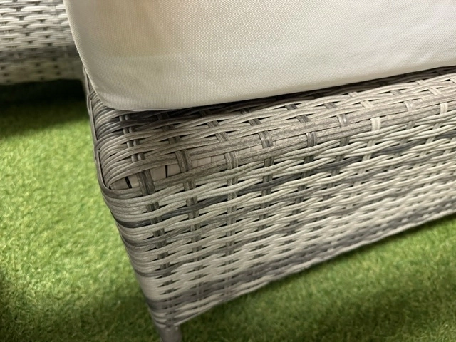 Zestaw ze stolikiem na ogród