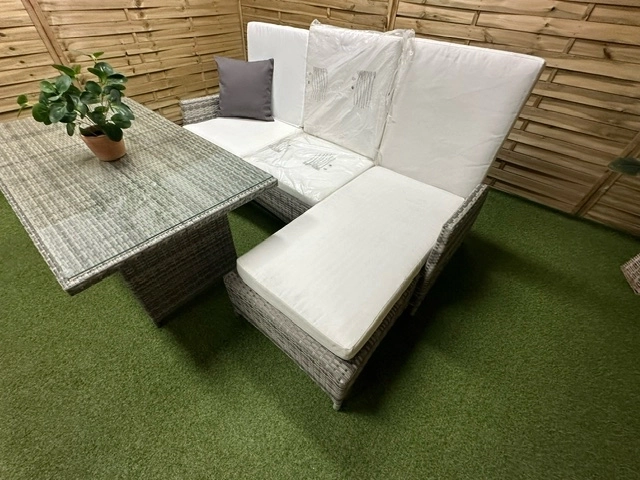 Zestaw ze stolikiem na ogród