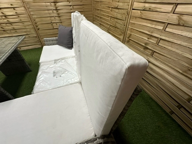 Zestaw ze stolikiem na ogród