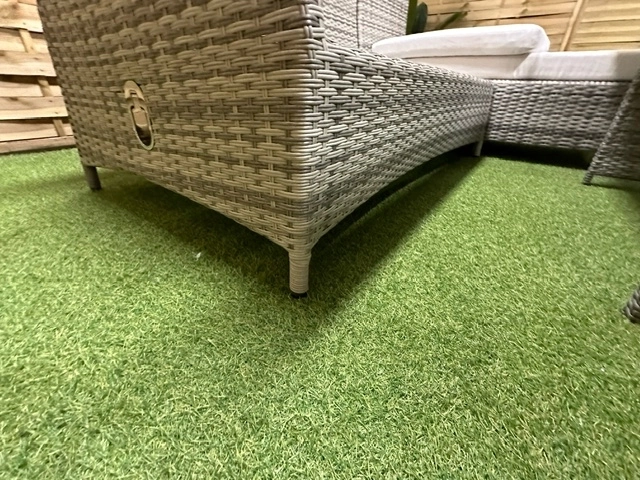 Zestaw ze stolikiem na ogród