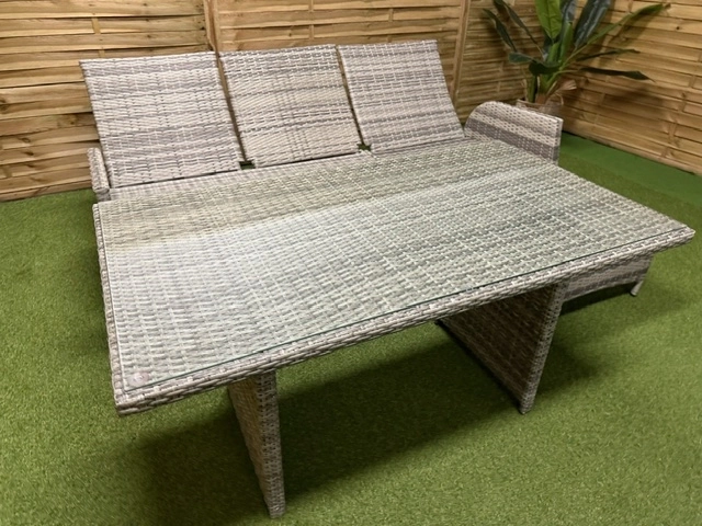 Zestaw ze stolikiem na ogród