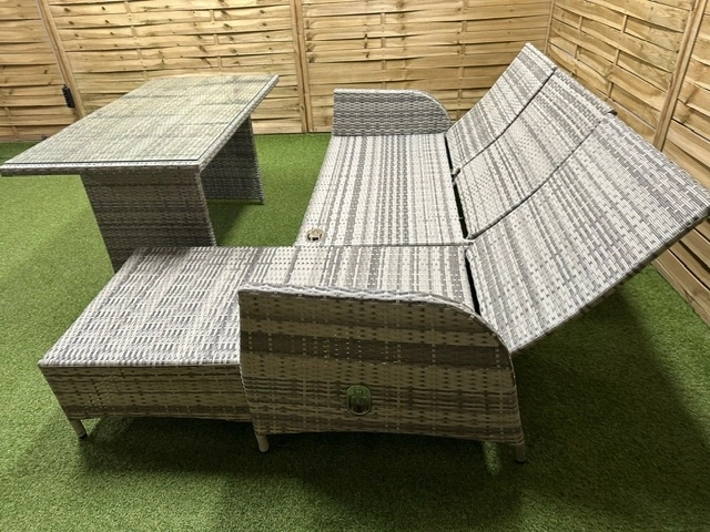 Zestaw ze stolikiem na ogród