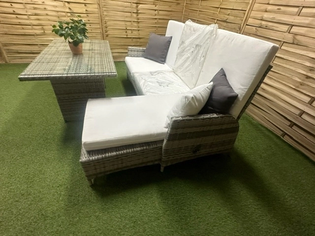 Zestaw ze stolikiem na ogród