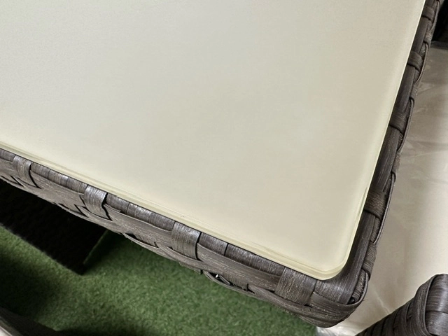 Meble ogrodowe - 4 osobowy zestaw ze stolikiem, chowany składany rattanowy, białe poduszki