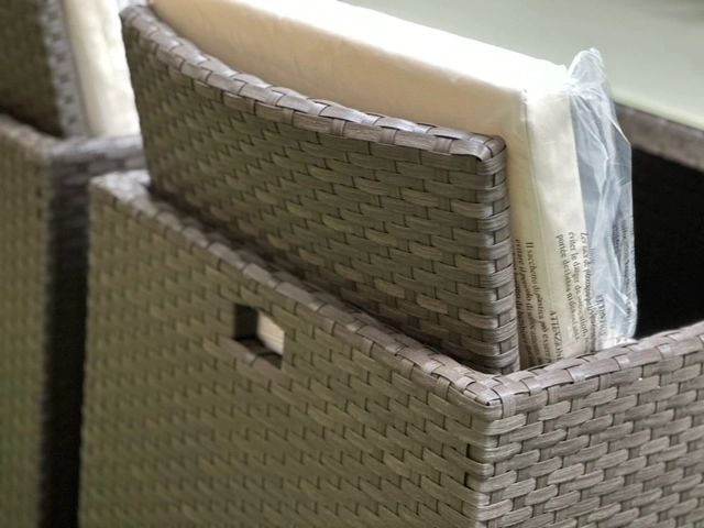 Meble ogrodowe - 4 osobowy zestaw ze stolikiem, chowany składany rattanowy, białe poduszki