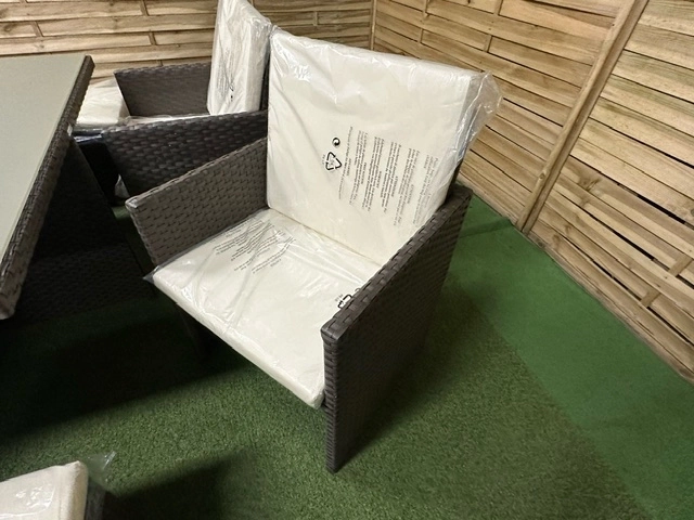 Meble ogrodowe - 4 osobowy zestaw ze stolikiem, chowany składany rattanowy, białe poduszki