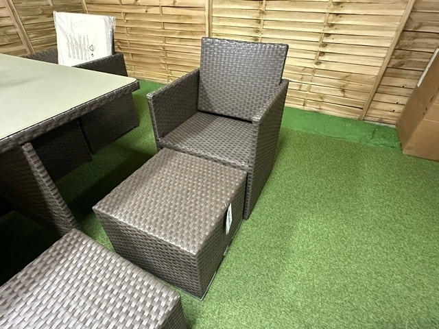 Meble ogrodowe - 4 osobowy zestaw ze stolikiem, chowany składany rattanowy, białe poduszki