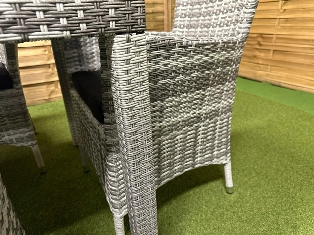 Meble ogrodowe małe ze stolikiem szklanym technorattanowe outlet super stan