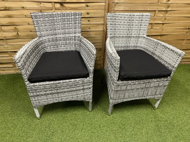 Meble ogrodowe małe ze stolikiem szklanym technorattanowe outlet super stan