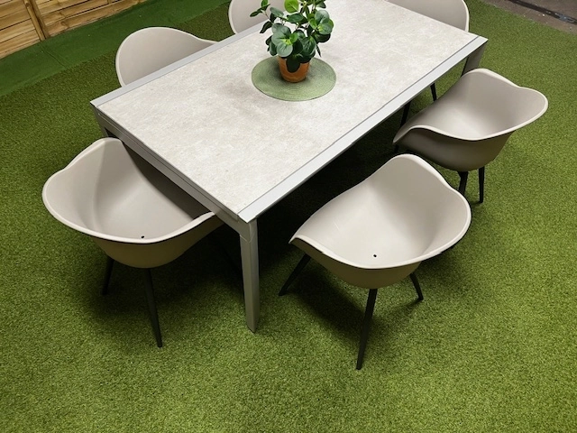 Stół 6 osobowy z kubełkowymi siedziskami i szklanym stołem - outlet