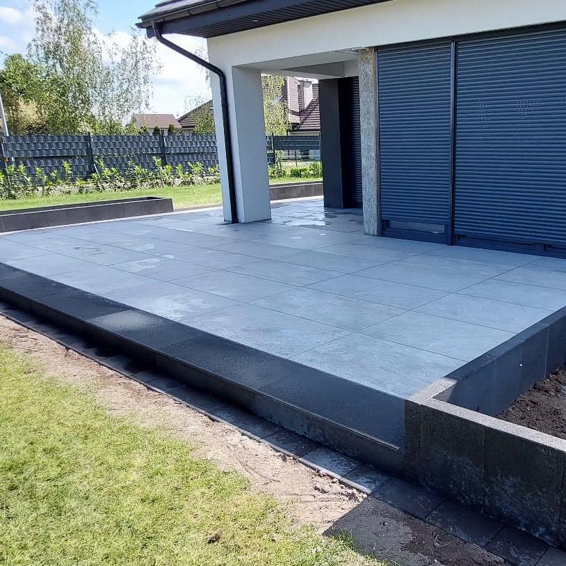 Taras dopasowany do jasnej elewacji