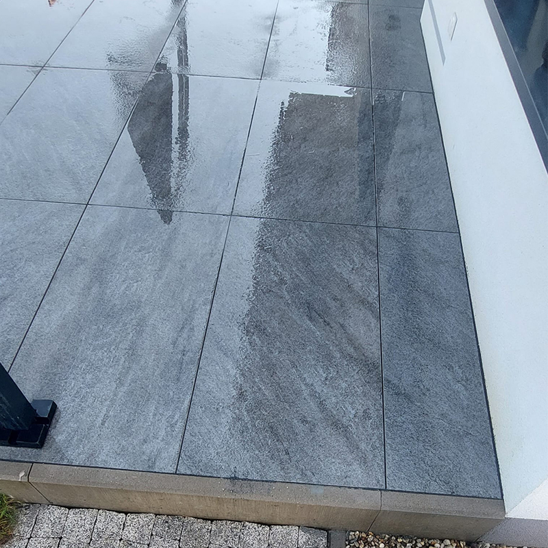 Ciemny taras z płyt ceramicznych Pietra Serena Antracite 45x90x2cm